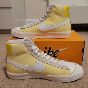 Nike bicycle yellow blazers